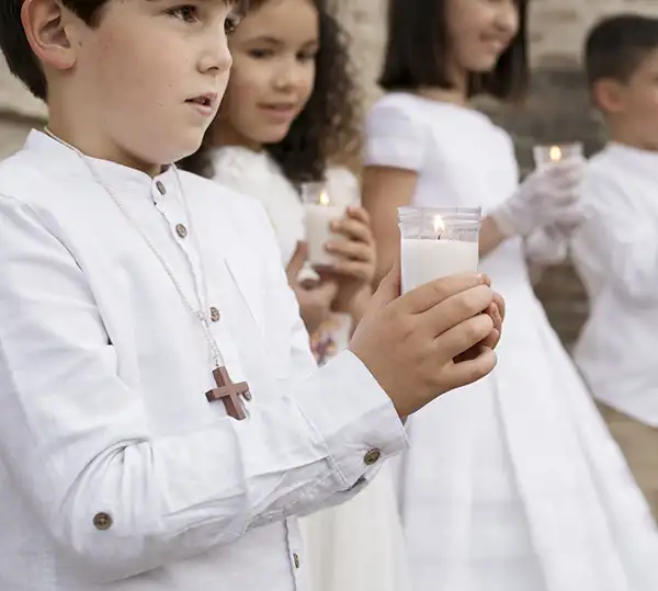 enfant-communion enfant tenu dans les bras de son parent